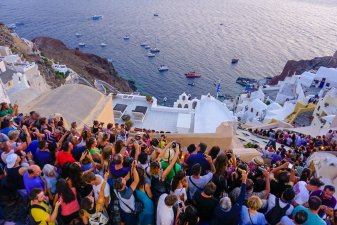 santorini-sunset-crowd-tourists